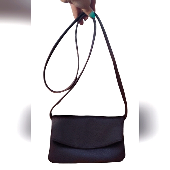 Signature weekend Leather sling bag - Picture 3 of 14